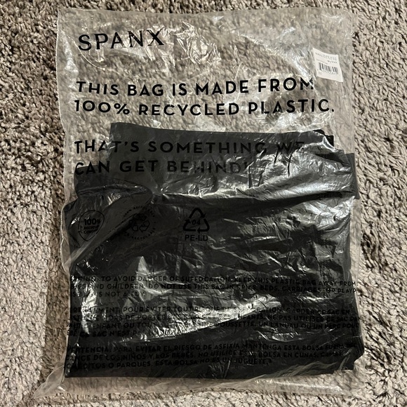 Spanx Booty Boost® Active Knee Leggings capri length - Picture 8 of 11
